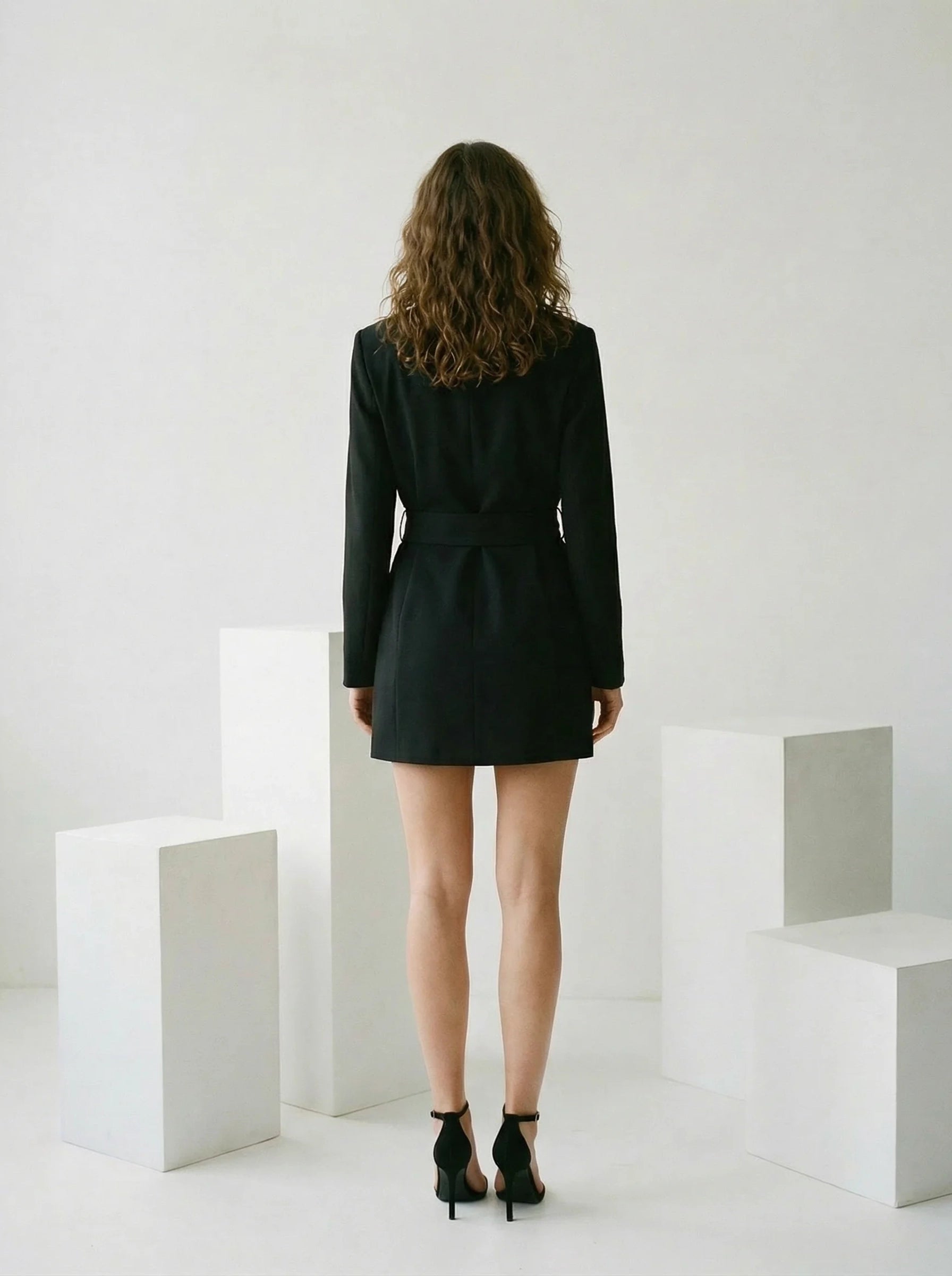 Damska Suknia Dla Gościa Weselnego | Krótka Sukienka Z Paskiem I Dekoltem-Miloska