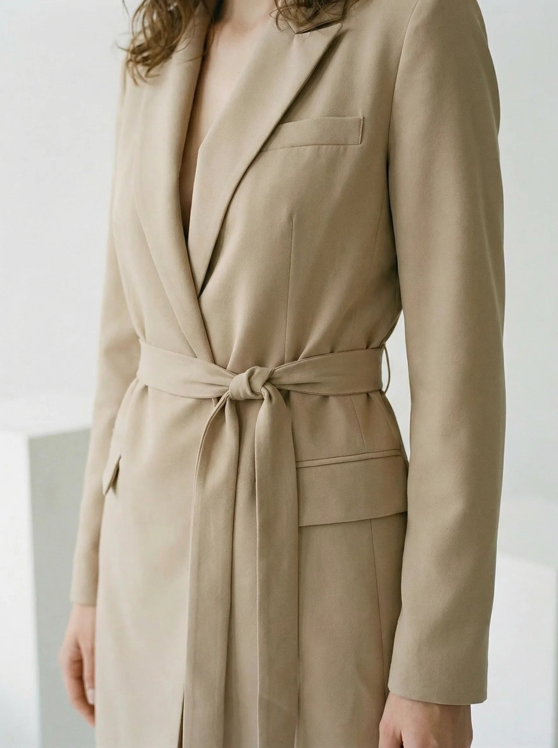 Damska Suknia Dla Gościa Weselnego | Krótka Sukienka Z Paskiem I Dekoltem-Miloska