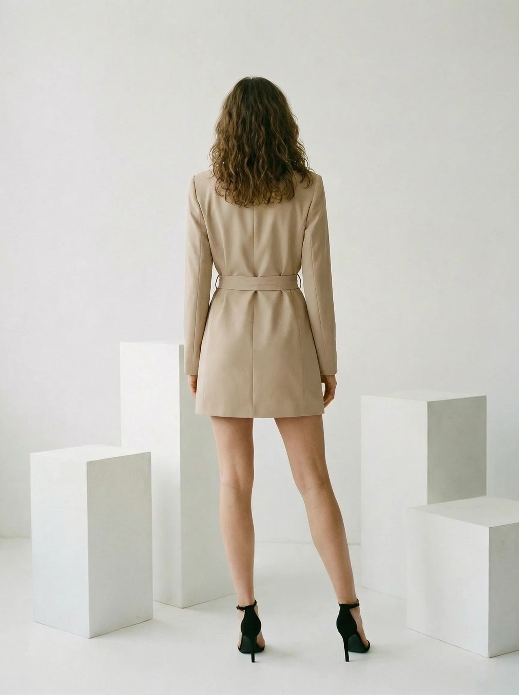 Damska Suknia Dla Gościa Weselnego | Krótka Sukienka Z Paskiem I Dekoltem-Miloska